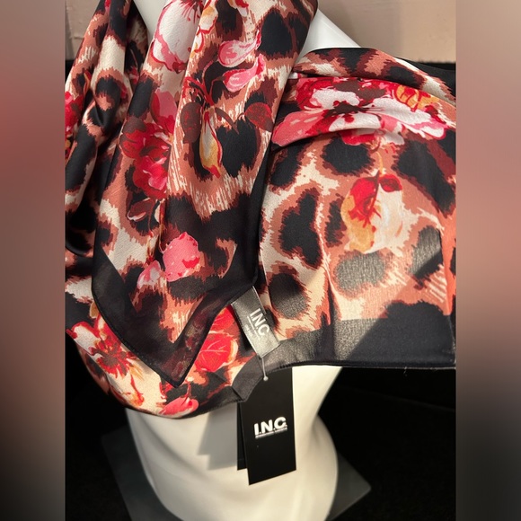NEW! I.N.C. International Concepts Women's Printed Leopard Floral Square Scarf - Picture 3 of 9